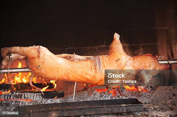 Pieczona Pig - zdjęcia stockowe i więcej obrazów Barbecue - Barbecue, Cały, Chorwacja