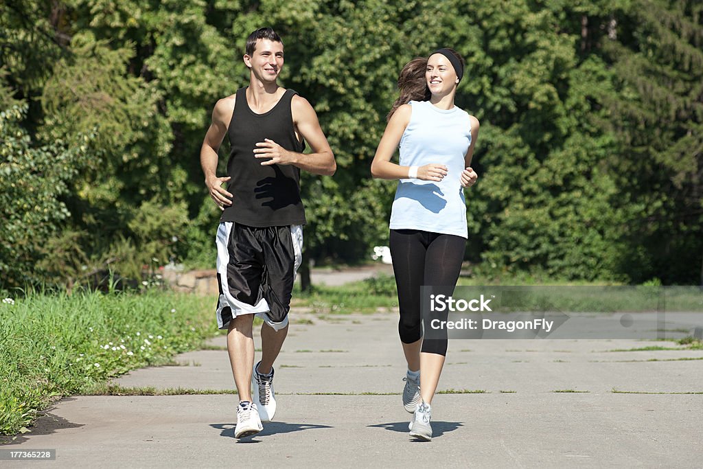Casal jogging no parque de ginástica - Foto de stock de 20 Anos royalty-free