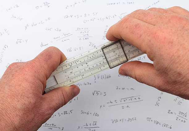 personne calcul sur une règle coulissante - slide rule photos et images de collection