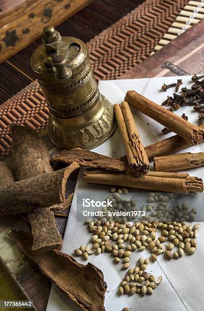 Foto de Com Diferentes Moedor De Especiarias e mais fotos de stock de Antigo - Antigo, Canela, Cardamomo