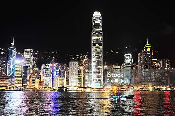 Foto de Hong Kong À Noite e mais fotos de stock de Alto - Descrição Geral - Alto - Descrição Geral, Arquitetura, Arranha-céu