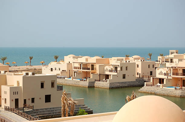 villas de l'hôtel de luxe, ras al-khaimah, émirats arabes unis - ras al khaimah photos et images de collection