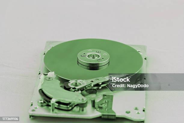 Abrir De Disco Rígido De Computador Em Fundo Branco - Fotografias de stock e mais imagens de Aberto