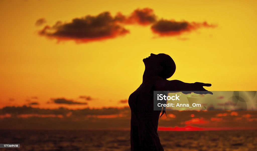 Donna silhouette Tramonto sopra - Foto stock royalty-free di Acqua