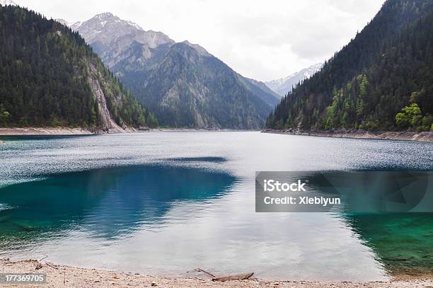 Long Lake Es Azul Oscuro En Jiuzhaigou China Foto de stock y más banco de imágenes de Agua - Agua, Aire libre, Aparcar