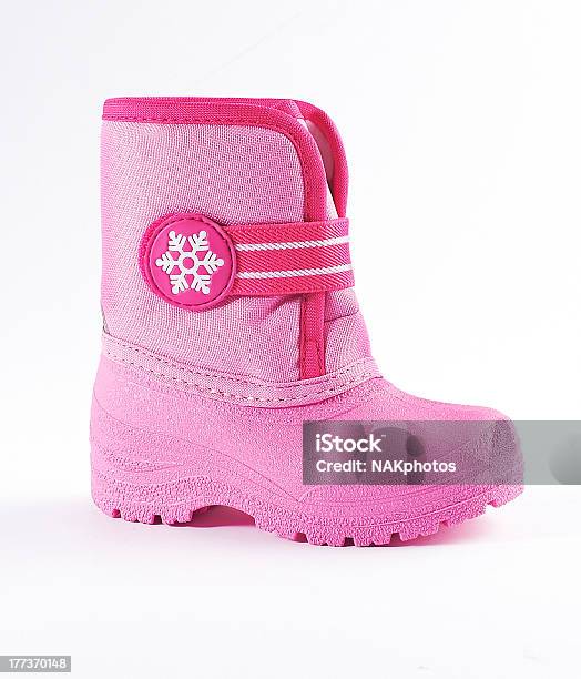 Детские Зимние Ботинки — стоковые фотографии и другие картинки Тёплые боты - Тёплые боты, Розовый, Вертикальный