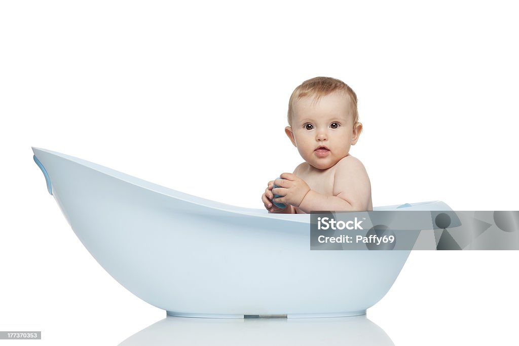 Chica en azul BAÑERA - Foto de stock de 12-17 meses libre de derechos