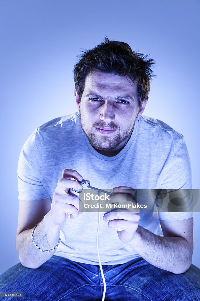 Concentrato di uomo con Gamepad - Foto stock royalty-free di 25-29 anni