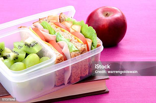 Gesunde Mittagessen In Der Schule Mit Buch Stockfoto und mehr Bilder von Speisen - Speisen, Apfel, Bildung