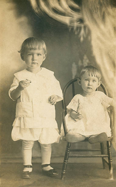 два маленьких детей в начале xx �века - эдвардианский стиль стоковые фото и изображения