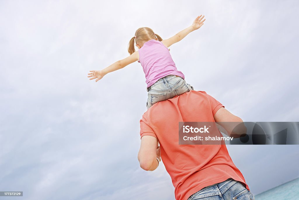 Père portant sa petite fille sur les épaules - Photo de Adulte libre de droits
