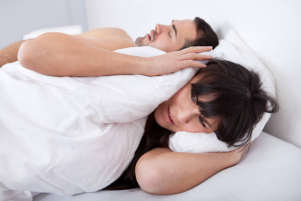mujer joven y su novio ronquido - couple love snoring sleeping fotografías e imágenes de stock