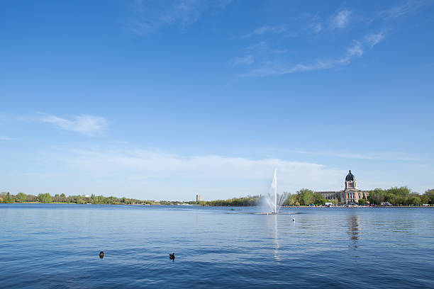 lago di wascana regina saskatchewan - saskatchewan regina parliament building wascana lake foto e immagini stock