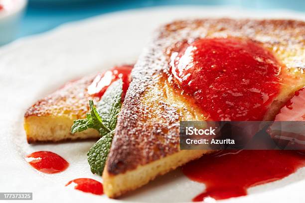 French Toast Stockfoto und mehr Bilder von Beere - Obst - Beere - Obst, French Toast, Pikante Sauce