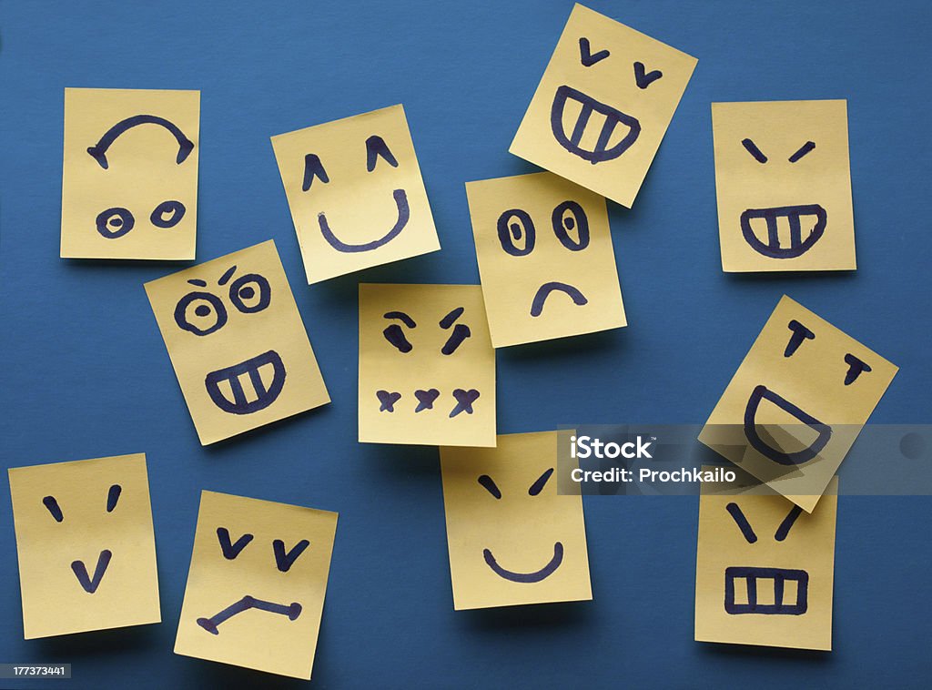 Smilies gelben Aufkleber auf blauem Hintergrund - Lizenzfrei Verhalten und Emotionen Stock-Foto