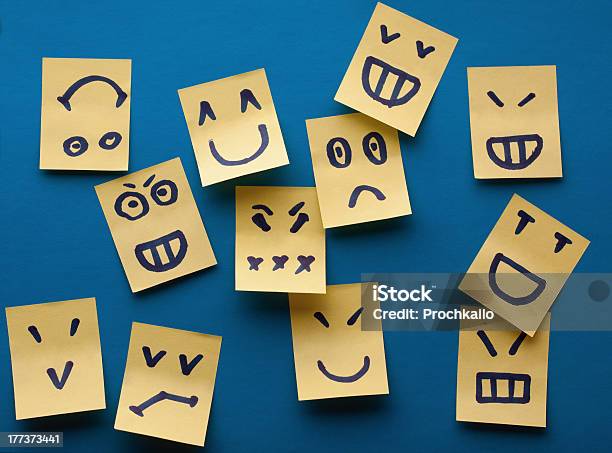 Smilies Gelben Aufkleber Auf Blauem Hintergrund Stockfoto und mehr Bilder von Verhalten und Emotionen - Verhalten und Emotionen, Charakterkopf, Gegensatz