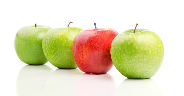 レッドアップルの中のグリーンアップル - apple granny smith apple red delicious apple fruit ストックフォトと画像