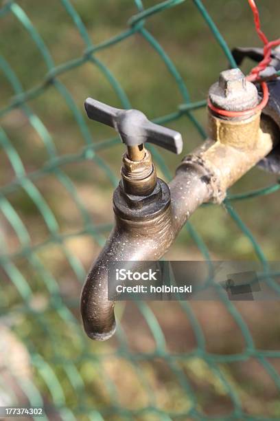 Ferro Toque No Jardim - Fotografias de stock e mais imagens de Antigo - Antigo, Ao Ar Livre, Bebida Fresca