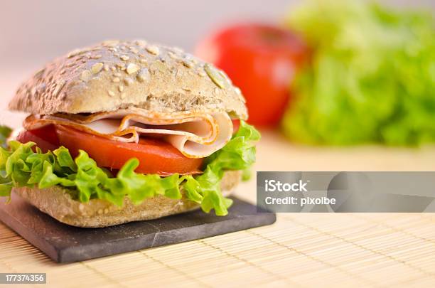 Healty Sándwiches De Pollo Foto de stock y más banco de imágenes de Bocadillo - Bocadillo, Pavo - Ave de corral, Pavo - Carne blanca