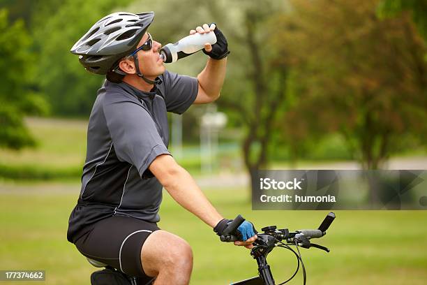 Motociclista Con Botella De Agua Foto de stock y más banco de imágenes de Andar en bicicleta - Andar en bicicleta, Beber, Bicicleta