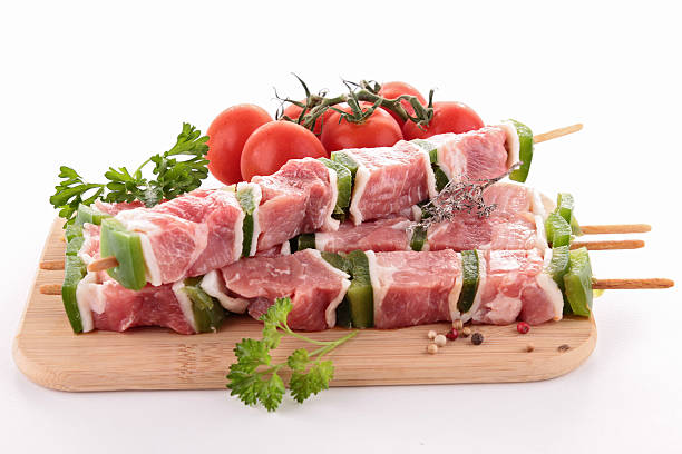выделение необработанные мяса на борту - lamb chops стоковые фото и изображения