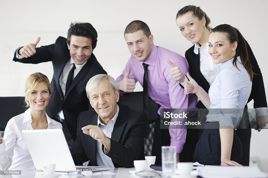 Grupo de jóvenes empresarios en reunión - Foto de stock de Adulto libre de derechos