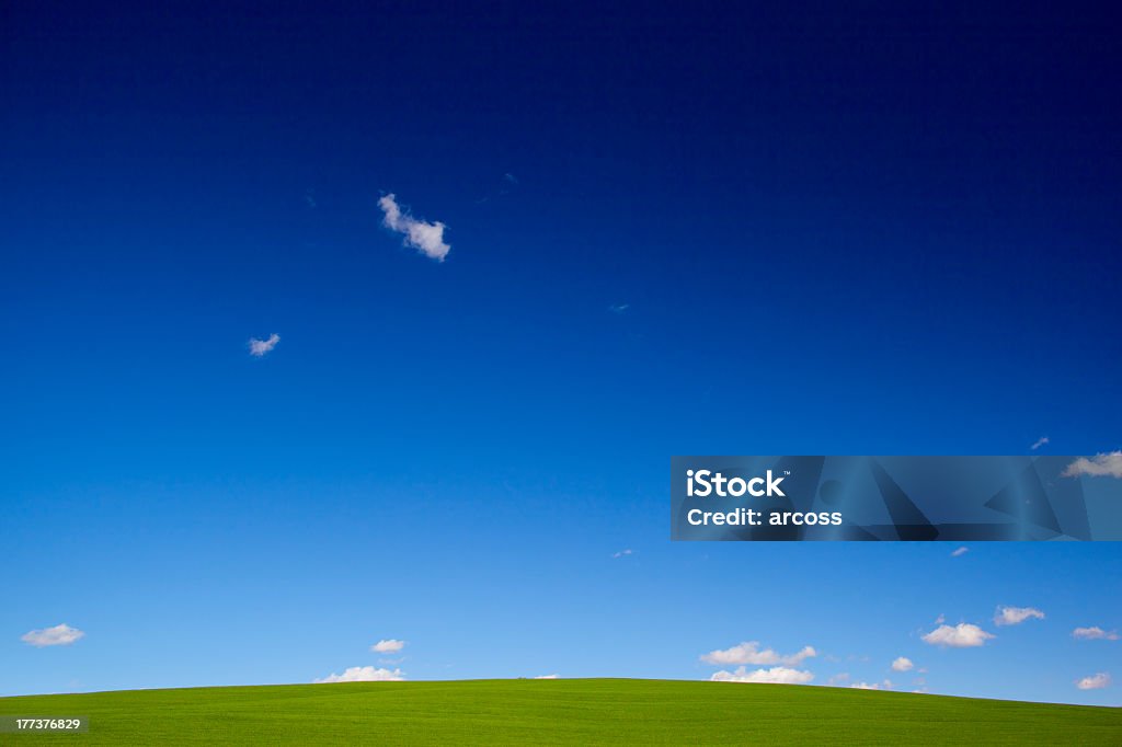 녹색 잔디 및 blue sky - 로열티 프리 구름 스톡 사진