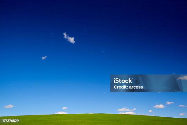 녹색 잔디 및 Blue Sky 구름에 대한 스톡 사진 및 기타 이미지 - 구름, 구름 풍경, 파란색