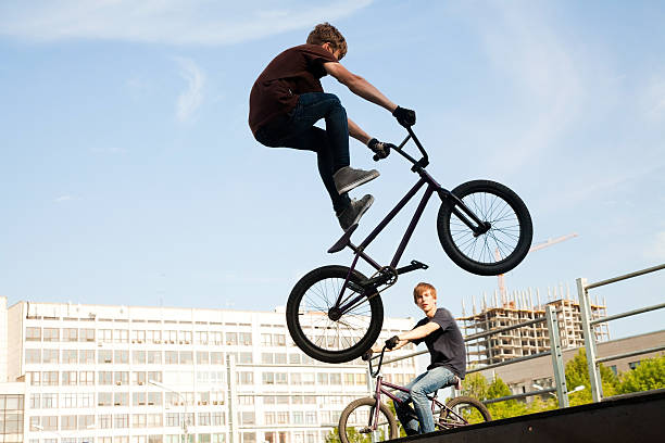 bmx bicycler com rampa - x games - fotografias e filmes do acervo