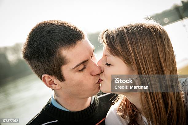 Joven Beso Pareja En El Amor Foto de stock y más banco de imágenes de Adolescente - Adolescente, Adulto, Adulto joven