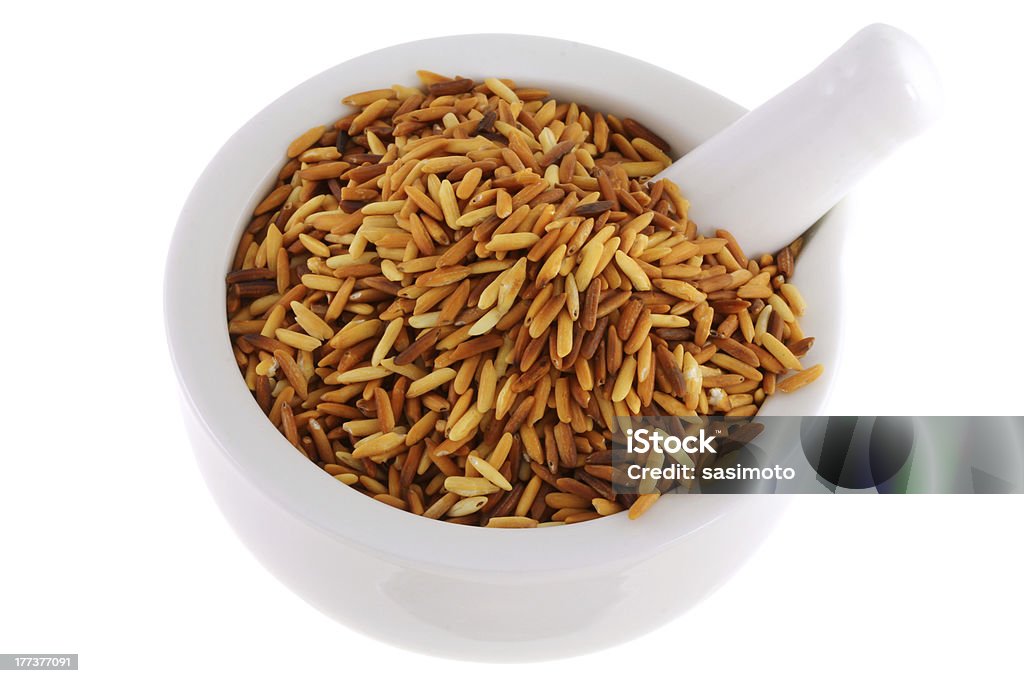 Riz uncooked rôti dans un mortier - Photo de Aliment libre de droits