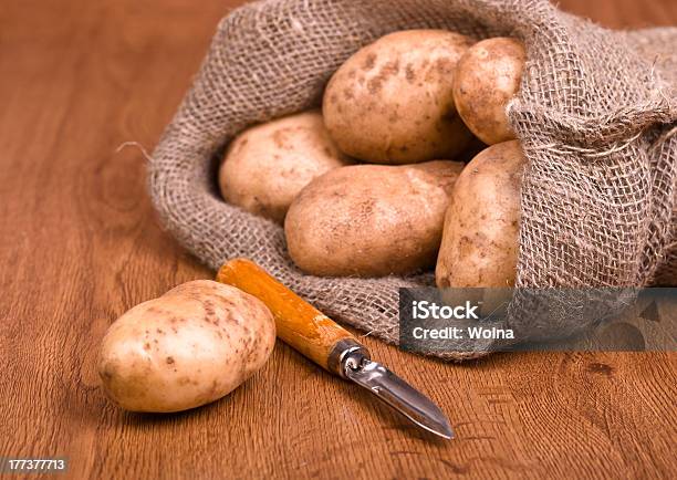 Foto de Batatas Com Faca Para Limpar Os Legumes e mais fotos de stock de Abundância - Abundância, Agricultura, Alimentação Saudável