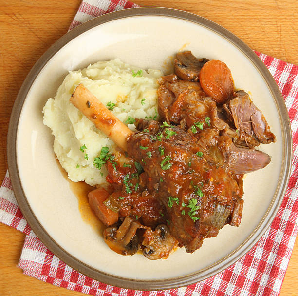estufado cordeiro coxa com puré de batata - lamb shank dinner meal imagens e fotografias de stock