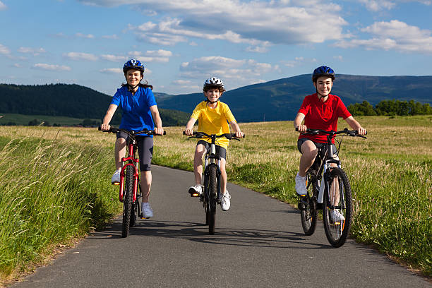 istock Family biking 177378371