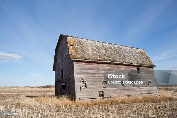 Foto de Velho Celeiro Marinho Contra O Céu Azul A Prairie e mais fotos de stock de Antigo - Antigo, Azul, Campo