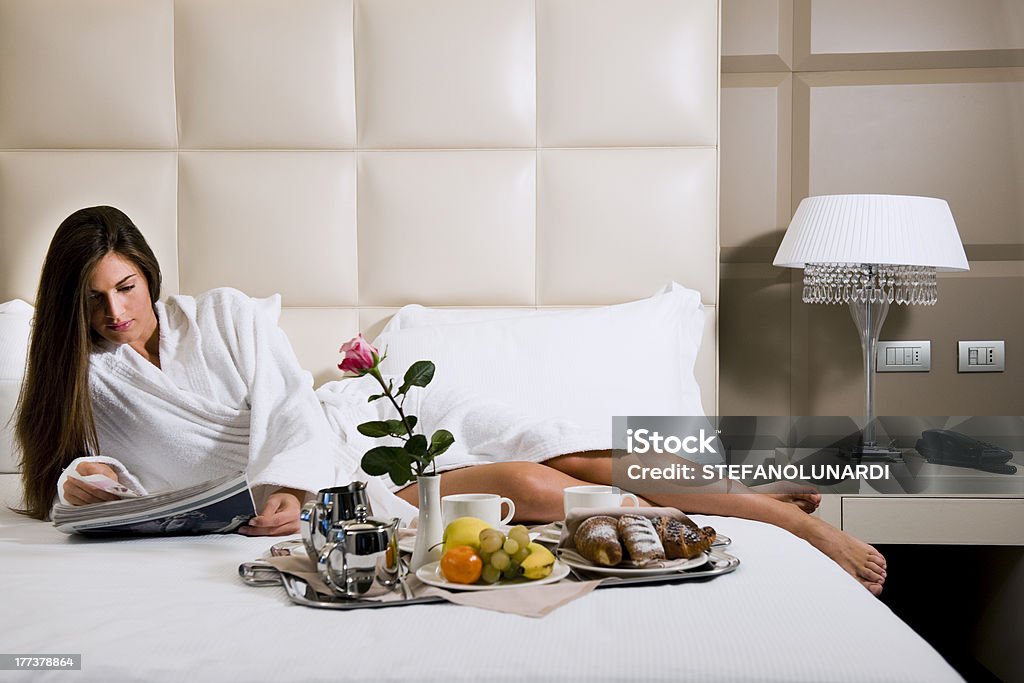 Mulher relaxada na cama com o pequeno-almoço - Royalty-free Mulheres Foto de stock