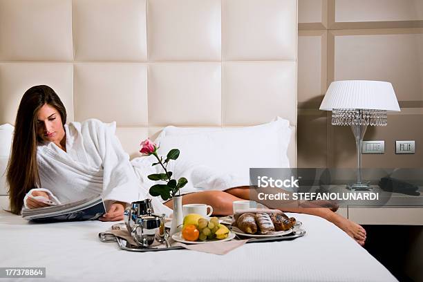 Mulher Relaxada Na Cama Com O Pequenoalmoço - Fotografias de stock e mais imagens de Mulheres - Mulheres, Quarto de Hotel, Serviço de Quarto