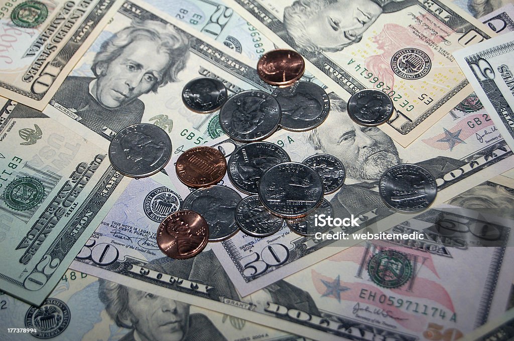 ノートと硬貨 - 100ドル紙幣のロイヤリティフリーストックフォト