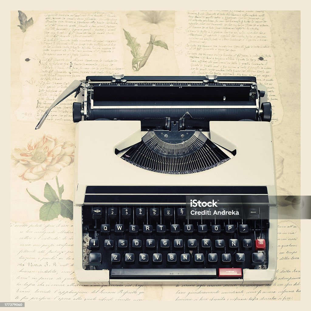 Maszyna do pisania na biały vintage tle - Zbiór zdjęć royalty-free (1970-1979)