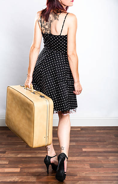 bela jovem com tatuagens em vestido com mala - polka dot suitcase retro revival women - fotografias e filmes do acervo