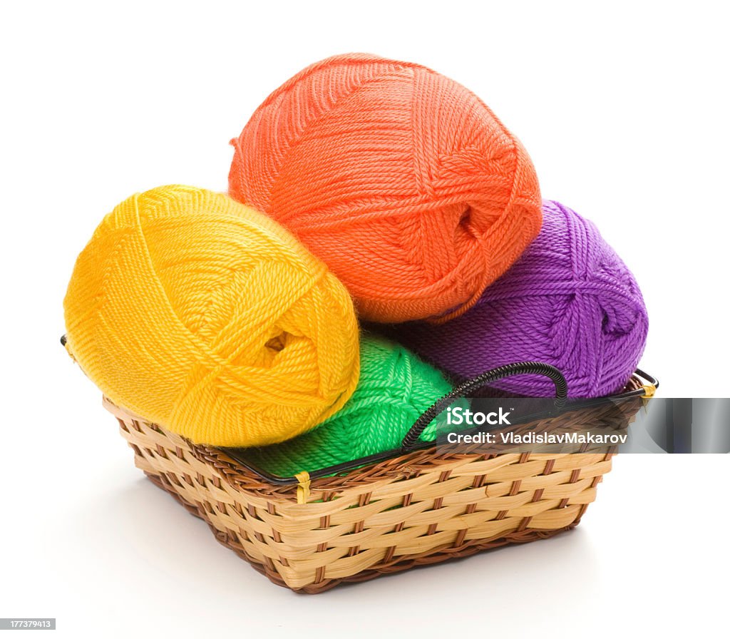 Vier Garn in Korb skeins - Lizenzfrei Leuchtende Farbe Stock-Foto