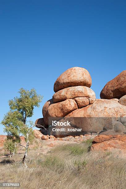 Devils Marbles Stockfoto und mehr Bilder von Australien - Australien, Baum, Blau