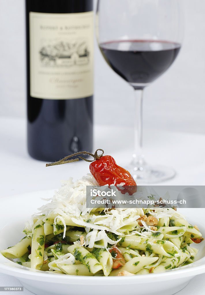 Европейский паста и вино в итальянский ресторан - Стоковые фото Вино роялти-фри