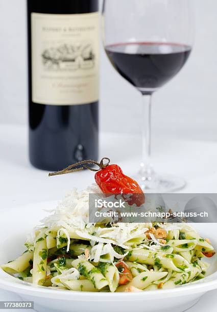 Европейский Паста И Вино В Итальянский Ресторан — стоковые фотографии и другие картинки Вино - Вино, Макаронные изделия, Песто