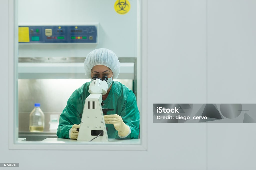 女性は仕事、顕微鏡付きのバイオテクノロジー研究所 - 1人のロイヤリティフリーストックフォト