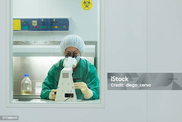 Foto de Mulher Trabalhando Com Um Microscópio Em Biotecnologia Laboratório e mais fotos de stock de Adulto