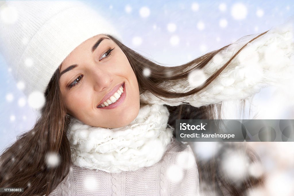 Chica con snowflakes invierno - Foto de stock de Adulto libre de derechos