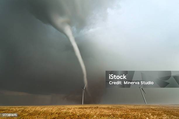 Торнадо В Американском Plains — стоковые фотографии и другие картинки Торнадо - Торнадо, Ветряная электростанция, Буря