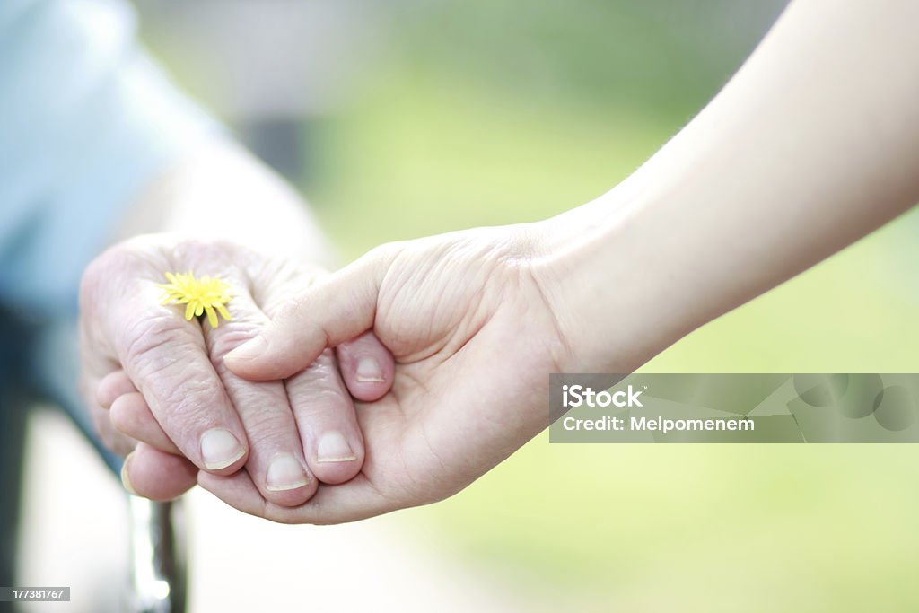 Jovem e uma mulher sênior, segurando as mãos - Foto de stock de Adulto royalty-free