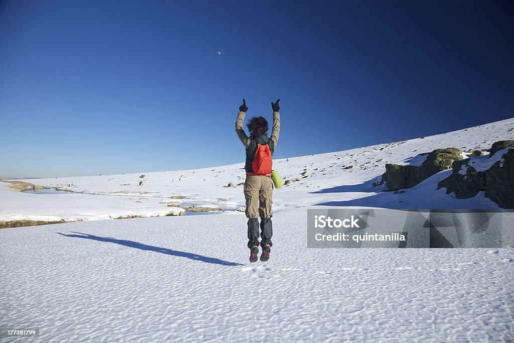 Volare per l'hiking invernale donna - Foto stock royalty-free di Abbracciare una persona